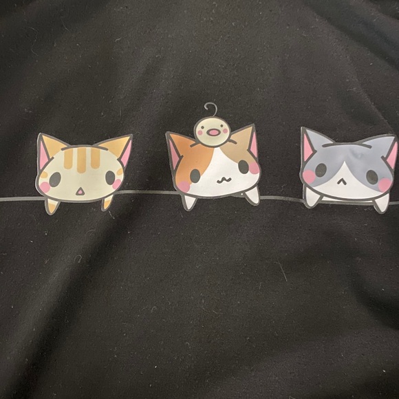 Cropped hoodie with cat sticker - Picture 2 of 4